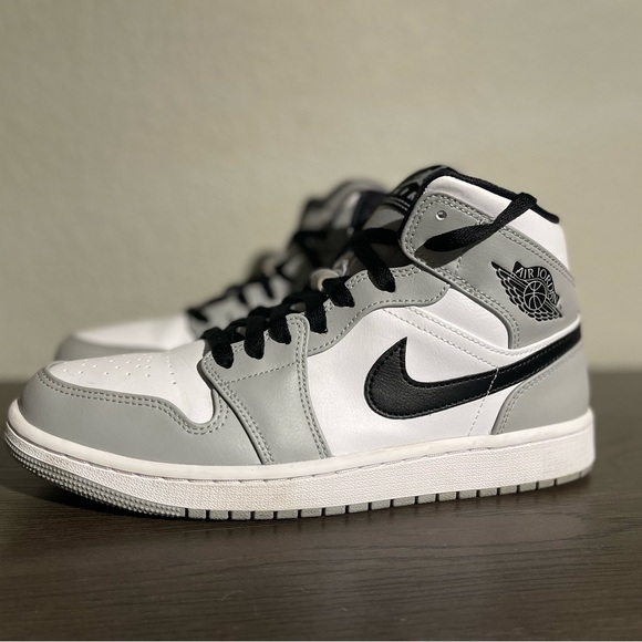 EUC Jordan Men's Black, Gray, and White Sneakers Sz 9 with Box - Picture 2 of 8